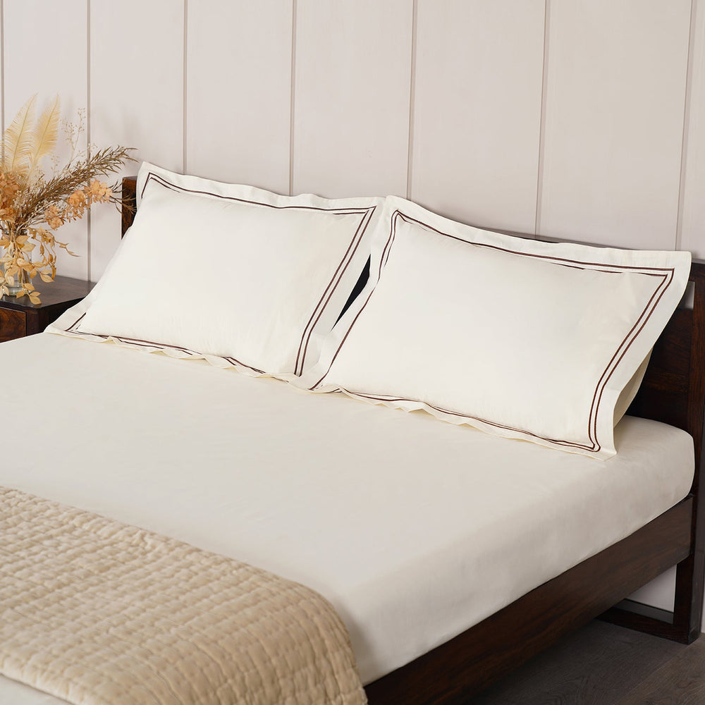 Off White Bedding Set with Bedsheet & 2 Pillow Covers